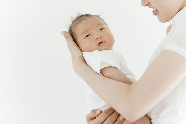 Mơ thấy em bé vừa cười vừa khóc